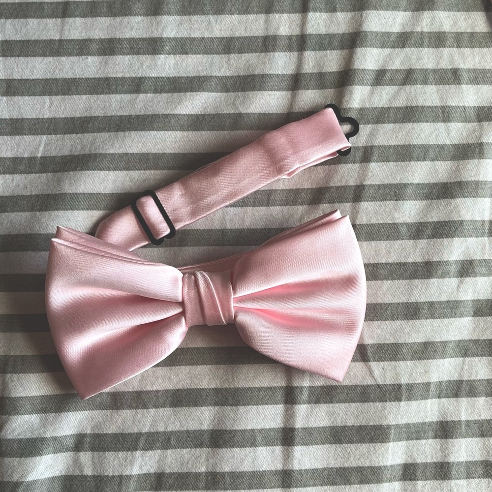 Mens light pink bow tie. Adjustable